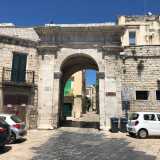 A sinistra scorgiamo invece le antiche mura difensive che cingono la sponda sud del nucleo storico. La "muraglia" � interrotta solo dall'ingresso principale del borgo: l'arco della Terra